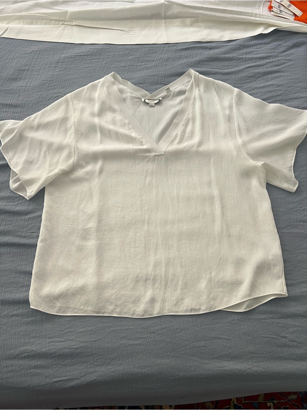 Vince 100% silk Lightweight V-Neck Short Sleeve Top - White XL